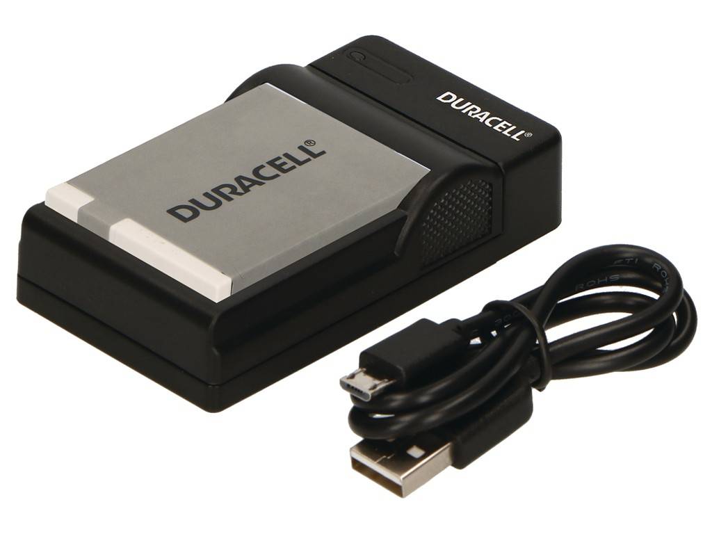 Duracell wiederaufladbares Batterieladegerät mit angekoppeltem USB-Kabel, gezeigt auf weißem Hintergrund.