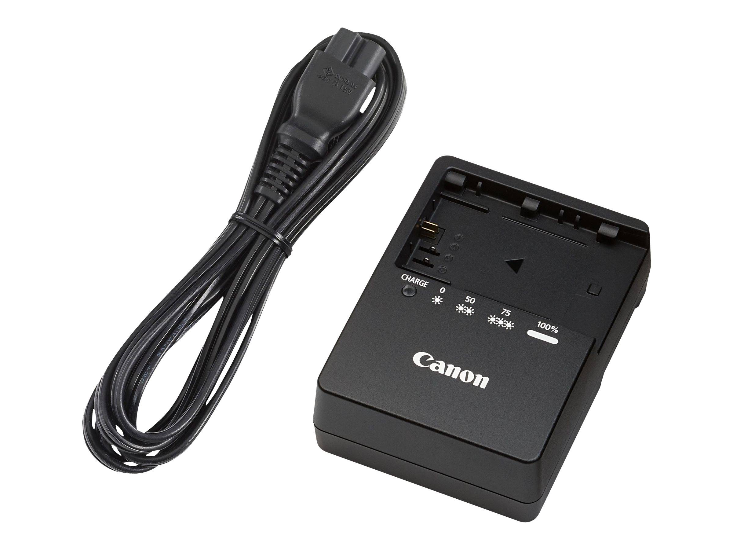 Canon-Akkuladegerät mit angebrachtem Netzkabel auf weißem Hintergrund, zeigt Ladeanzeigen und Akkukontaktschacht.