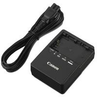Canon-Batterieladegerät mit angeschlossenem Stromkabel auf weißem Hintergrund.