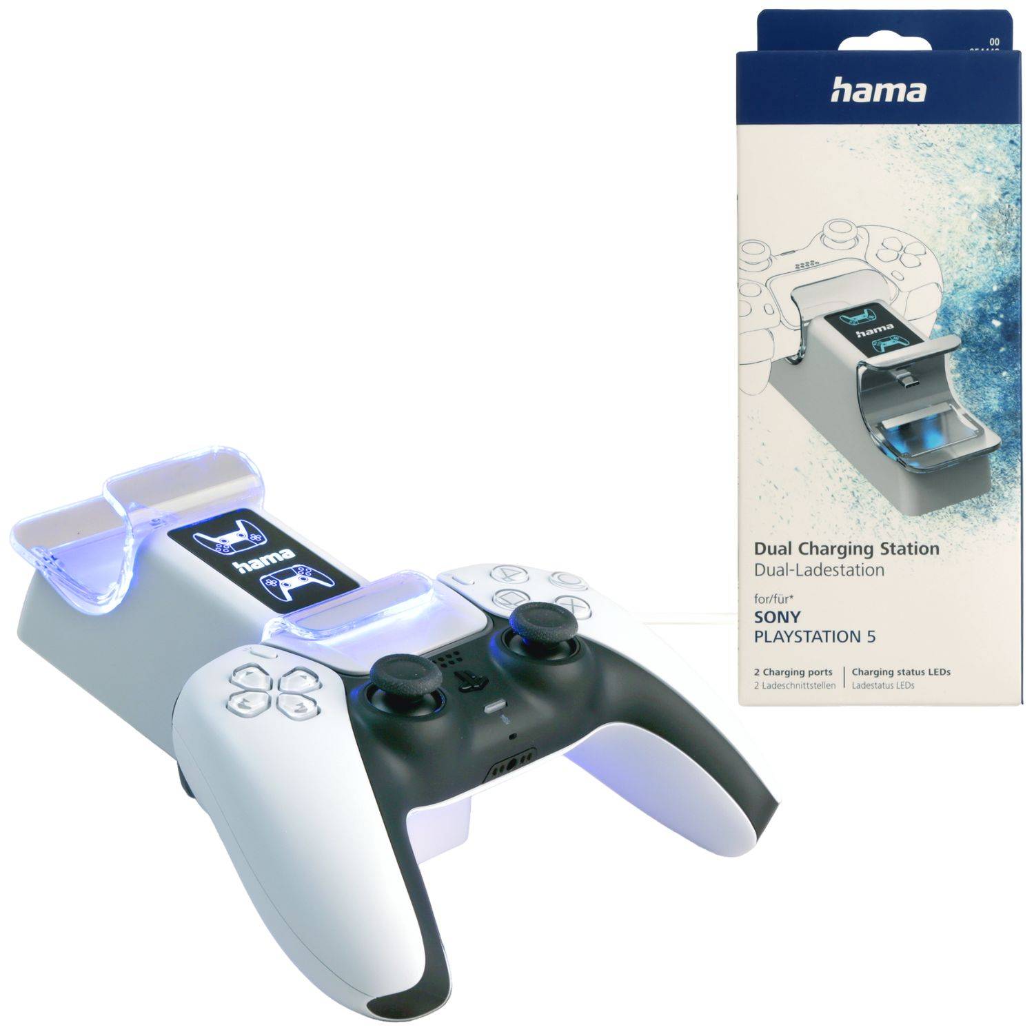 Hama Dual-Ladestation für Sony PlayStation 5 mit angedocktem Controller, leuchtenden blauen Ladeindikatoren und Produktverpackung daneben.