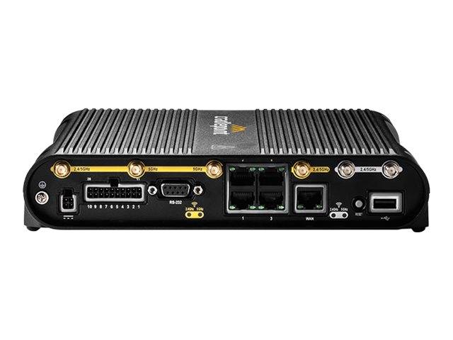 Vorderansicht eines schwarzen Industrie-Computers mit mehreren Anschlüssen, darunter Ethernet, seriell, USB, Antennenstecker und Stromeingang.