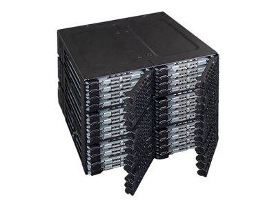Stapel von schwarzen Server- oder Speichergeräten mit sichtbaren Frontpaneelen, isoliert auf weißem Hintergrund.