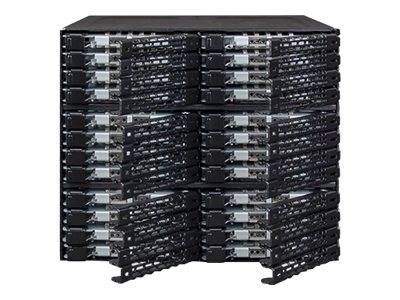 Stapel von schwarzen Serverracks oder Speichereinheiten, die kompakt in einem Turm auf weißem Hintergrund angeordnet sind.
