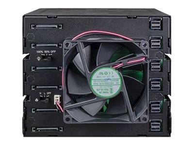 Frontansicht eines schwarzen elektronischen Gerätegehäuses mit einem großen Kühlüfter in der Mitte, mehreren Laufwerkschächten auf beiden Seiten und kleinen Statusschaltern.
