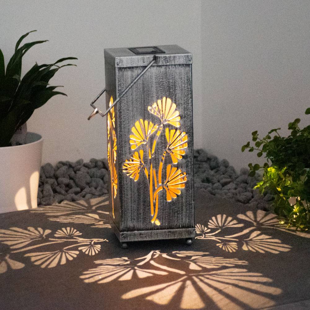 LED Solarleuchte Außenlampe Solar Hängeleuchte Solarlampe Gartenlaterne, Blumen Design Dekor Stanzungen, Metall, silber antik, L x B x H 11x11x26,8