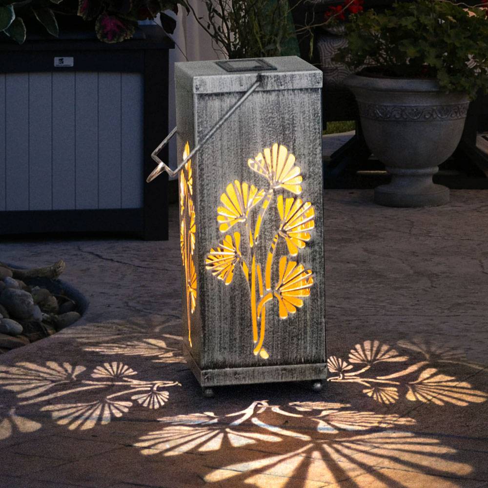 LED Solarleuchte Außenlampe Solar Hängeleuchte Solarlampe Gartenlaterne, Blumen Design Dekor Stanzungen, Metall, silber antik, L x B x H 11x11x26,8