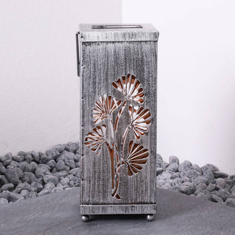 LED Solarleuchte Außenlampe Solar Hängeleuchte Solarlampe Gartenlaterne, Blumen Design Dekor Stanzungen, Metall, silber antik, L x B x H 11x11x26,8