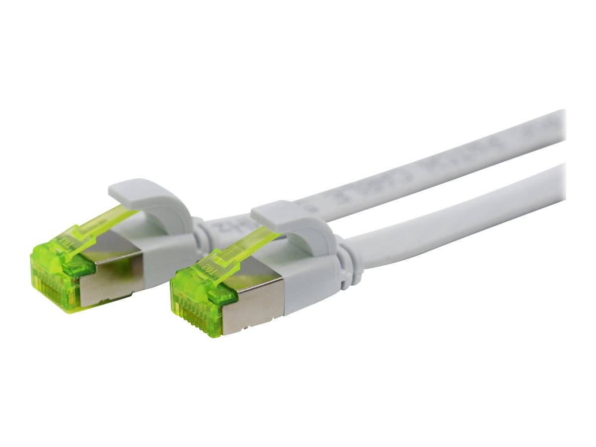 Zwei weiße Ethernet-Kabel mit grünen RJ45-Steckern auf weißem Hintergrund.