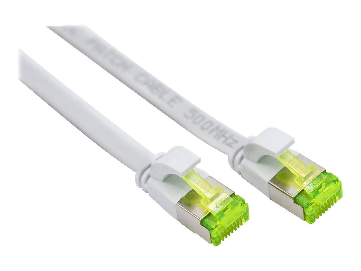 Nahaufnahme eines weißen Ethernet-Kabels mit zwei durchsichtigen grünen RJ45-Steckern auf einfachem Hintergrund.
