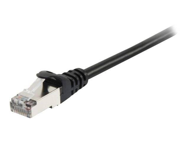 Ethernet-Netzwerkkabel mit RJ45-Stecker auf weißem Hintergrund.