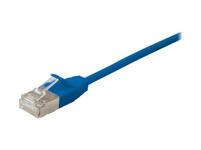 Blaues Ethernet-Kabel mit einem RJ45-Stecker auf weißem Hintergrund.