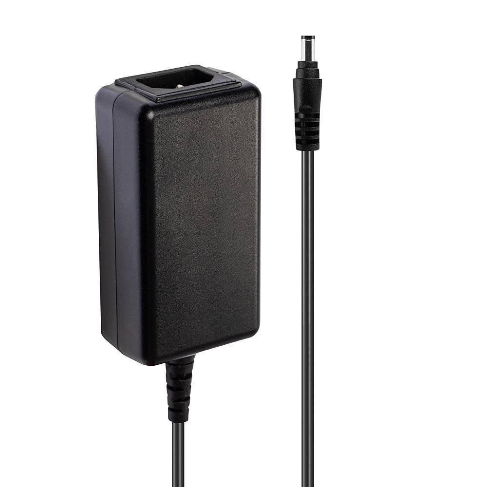 Schwarzer rechteckiger Stromadapter mit angeschlossenem Kabel und Zylinderstecker auf weißem Hintergrund.