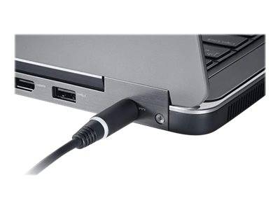 Nahaufnahme eines Laptop-Seitenports mit einem eingesteckten Stromstecker, die die Ladeverbindung zeigt.