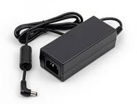 Schwarzer AC-Stromadapter mit angebrachtem Kabel und Winkelsteckverbinder.