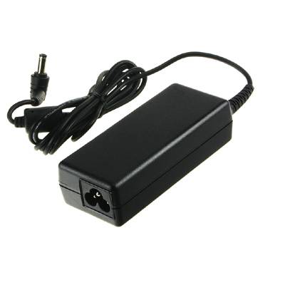 Schwarzer Netzadapter mit angeschlossenem Kabel und Stecker auf weißem Hintergrund.