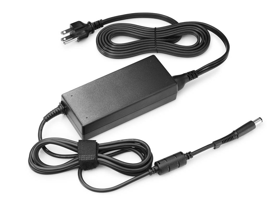 Schwarzer Stromadapter mit angebrachten Kabeln, dreipoligem Stecker und Barrel-Stecker auf weißem Hintergrund.