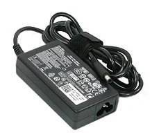 Schwarzer Laptop-Stromadapter mit angeschlossenem Kabel und Stecker auf weißem Hintergrund.