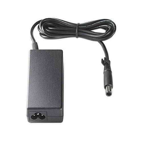 Schwarzer AC-Stromadapter mit angeschlossenem Kabel und rundem Zylinderstecker auf weißem Hintergrund.