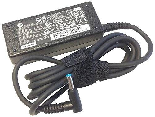 Schwarzer HP-Laptop-Netzteil mit angeschlossenem gewickeltem Ladekabel und Winkelstecker auf weißem Hintergrund