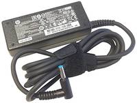 Schwarzer Laptop-Netzteil mit Spiralkabel und Winkelstecker auf weißem Hintergrund.