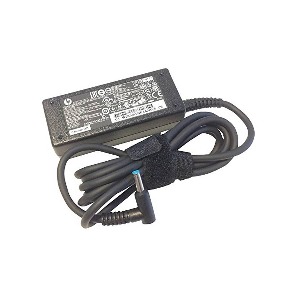 Schwarzer HP-Laptop-Netzteil mit angeschlossenem aufgerolltem Ladekabel und Stecker im rechten Winkel auf weißem Hintergrund