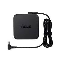 Schwarzer ASUS-Netzteil mit angeschlossenem Spiralkabel und Winkelstecker auf weißem Hintergrund.