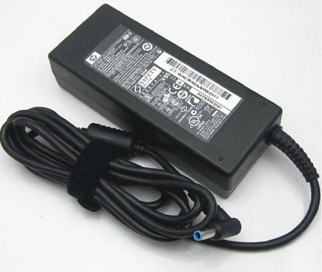 Schwarzer Laptop-Netzteil mit angebrachtem Kabel und Hohlstecker