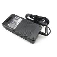Schwarzer Laptop-Stromadapter mit angeschlossenem Kabel und Stecker auf weißem Hintergrund.