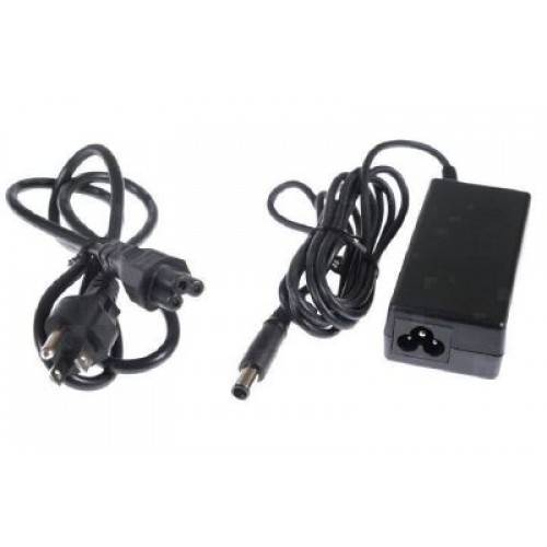 Schwarzer Stromadapter mit angebrachtem Kabel und Stecker, dargestellt neben einem separaten Stromkabel auf weißem Hintergrund.