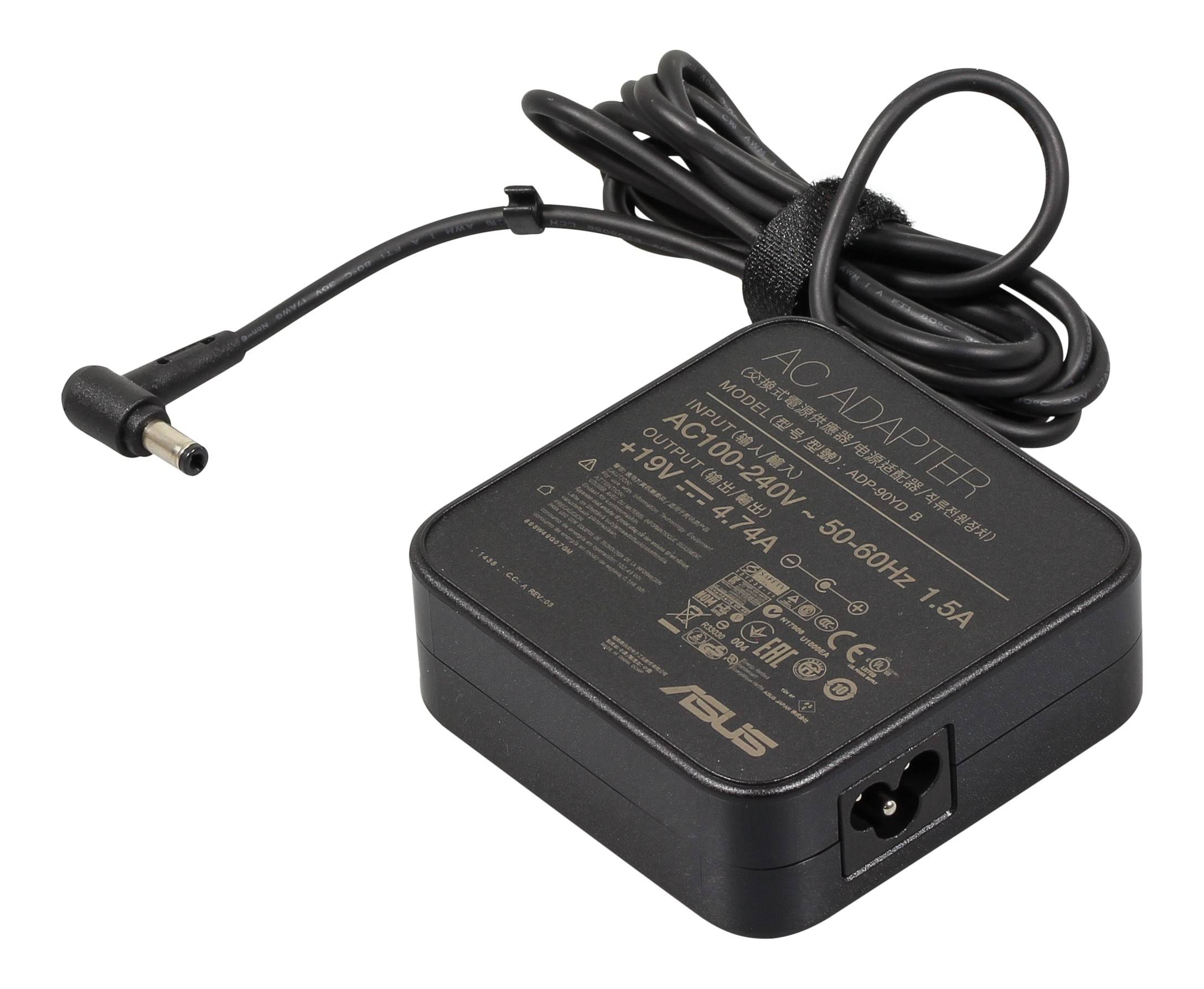 Schwarzes ASUS-Netzteil mit Spulenleitung und Hohlstecker für einen Laptop.