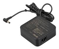 Schwarzer Laptop-Stromadapter mit angeschlossenem Kabel und Winkelstecker auf weißem Hintergrund