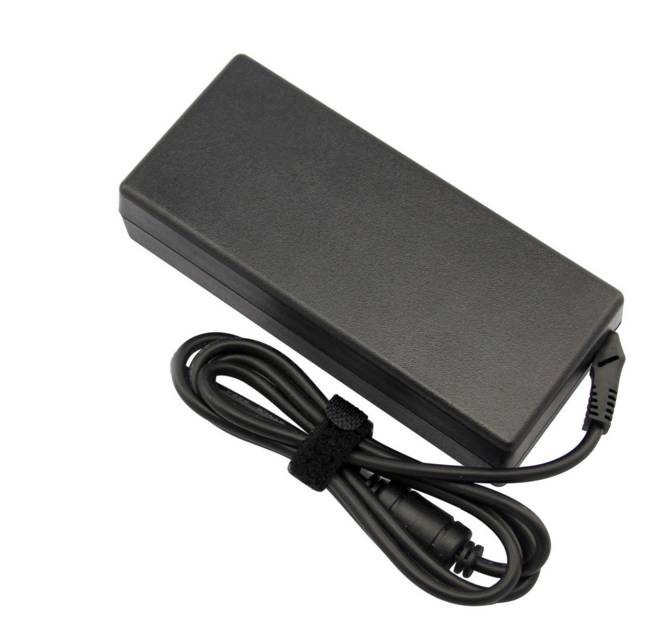 Schwarzer Laptop-Stromadapter mit angeschlossenem Kabel und Stecker, gezeigt auf weißem Hintergrund.