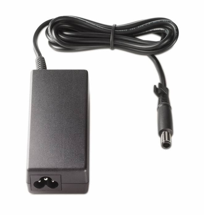 Schwarzer AC-Stromadapter mit aufgewickeltem Kabel und Barrel-Stecker auf weißem Hintergrund.