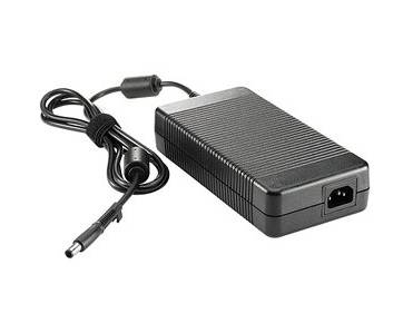 Schwarzer AC-Stromadapter mit angebrachtem Kabel und Hohlstecker auf weißem Hintergrund.