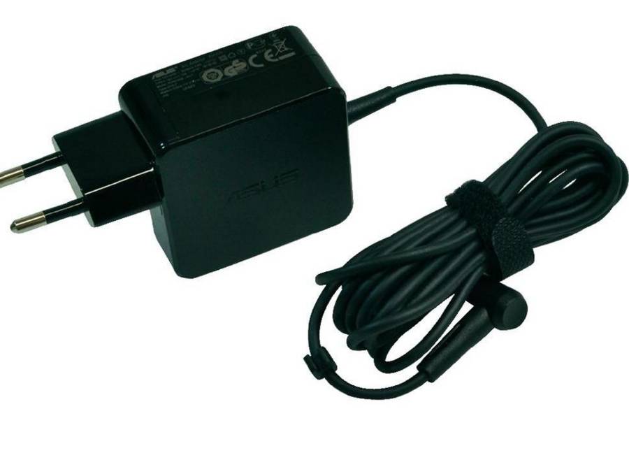 Schwarzer ASUS-Netzadapter mit zweipoliger Steckdose und gewickeltem Ladekabel auf weißem Hintergrund.