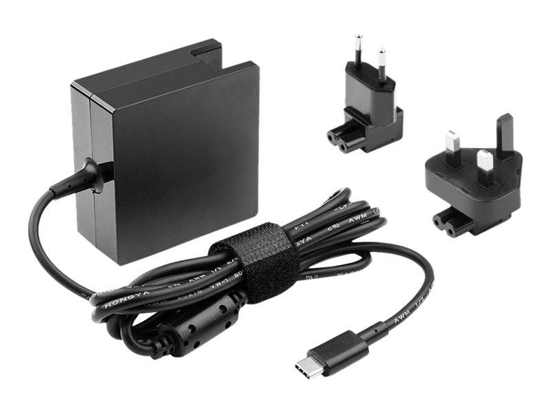 Schwarzer USB-C-Stromadapter mit abnehmbaren internationalen Steckern und angebrachtem Ladekabel auf weißem Hintergrund