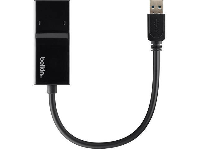 Schwarzes Belkin USB-Kabeladapter mit kurzem gebogenem Kabel und USB-A-Stecker, gezeigt auf weißem Hintergrund.