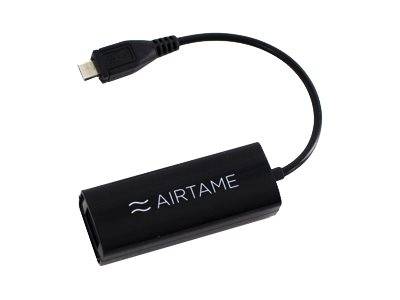 Schwarzer Airtame-Streaming-Adapter mit HDMI-Stecker und kurzem Kabel auf weißem Hintergrund.