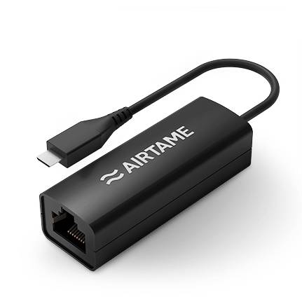 Airtame-Netzwerkadapter mit USB-C-Anschluss und Ethernet-Anschluss, dargestellt auf weißem Hintergrund.