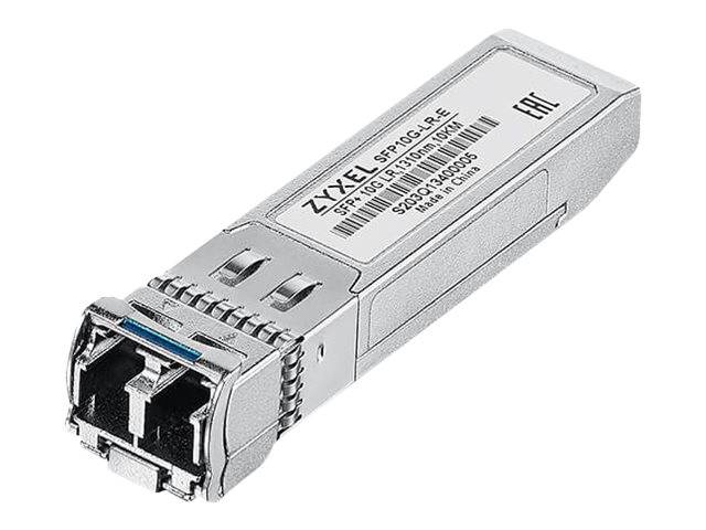 Nahaufnahme eines silbernen SFP+ optischen Transceiver-Moduls mit einem RJ45-ähnlichen Anschluss, gekennzeichnet mit Zyxel, auf weißem Hintergrund.
