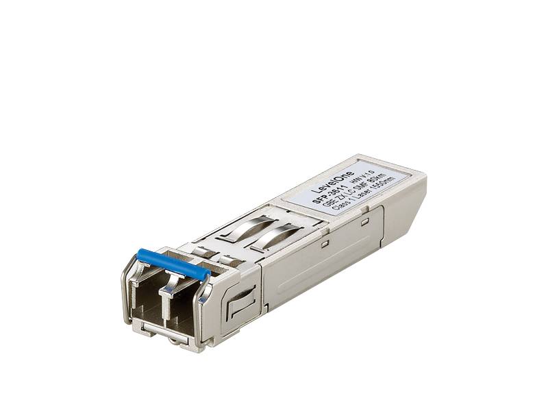 Ein kleines SFP-Transceiver-Modul für Netzwerkgeräte, dargestellt vor weißem Hintergrund.