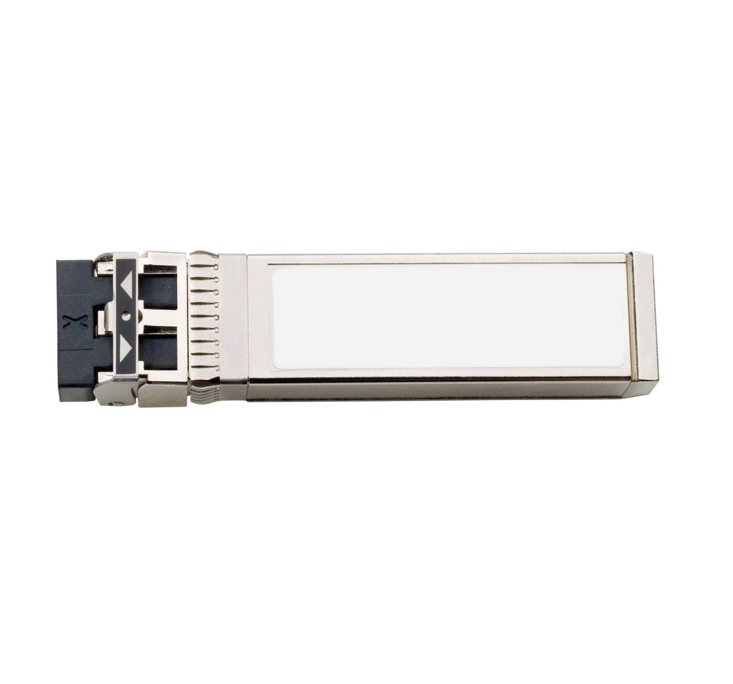 Nahaufnahme eines kleinen metallenen Glasfaser-Transceiver-Moduls mit schwarzem Steckerendteil auf weißem Hintergrund.