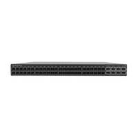 Vorderansicht eines Netzwerk-Switches mit vielen Ethernet-Anschlüssen auf weißem Hintergrund.