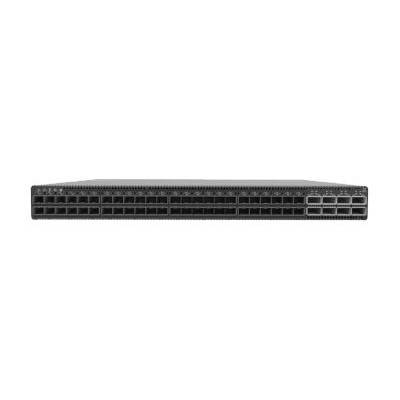 Vorderansicht eines schwarzen Netzwerk-Switches mit mehreren Ethernet-Anschlüssen auf weißem Hintergrund.