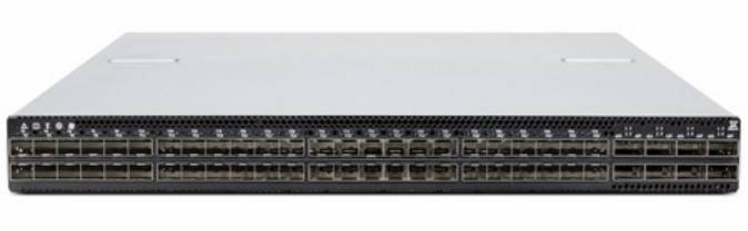 Vorderansicht eines Rack-Mount-Netzwerk-Switches oder Servers mit vielen Ethernet-Anschlüssen und Statusanzeigen auf einem silbernen Gehäuse.
