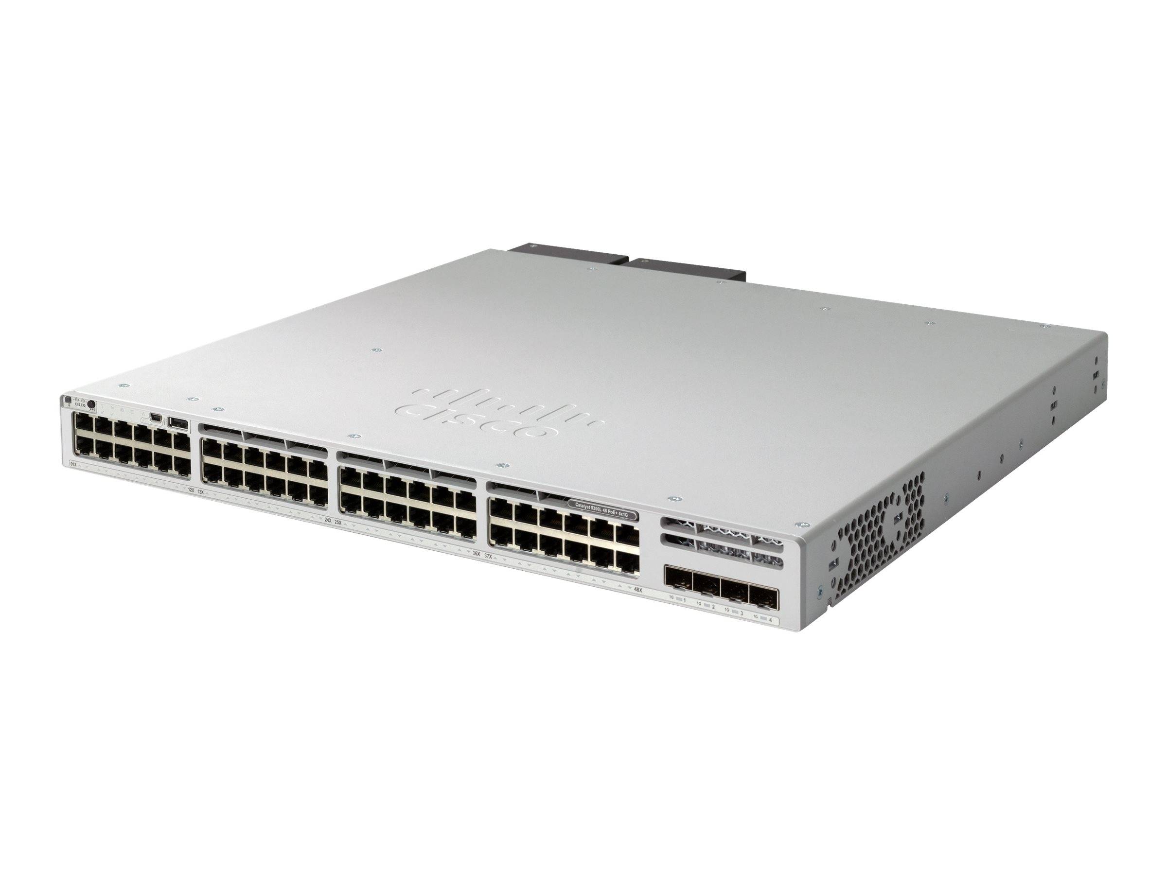 Frontansicht eines silbernen Cisco-Netzwerk-Switches mit mehreren Ethernet-Anschlüssen und Belüftungsschlitzen auf weißem Hintergrund.