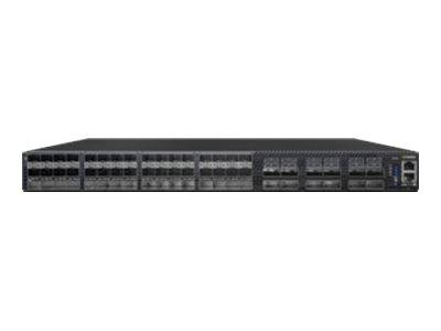 Frontansicht eines Rack-montierten Netzwerk-Switches mit vielen Ethernet-Anschlüssen und Statusleuchten auf einfachem weißem Hintergrund.