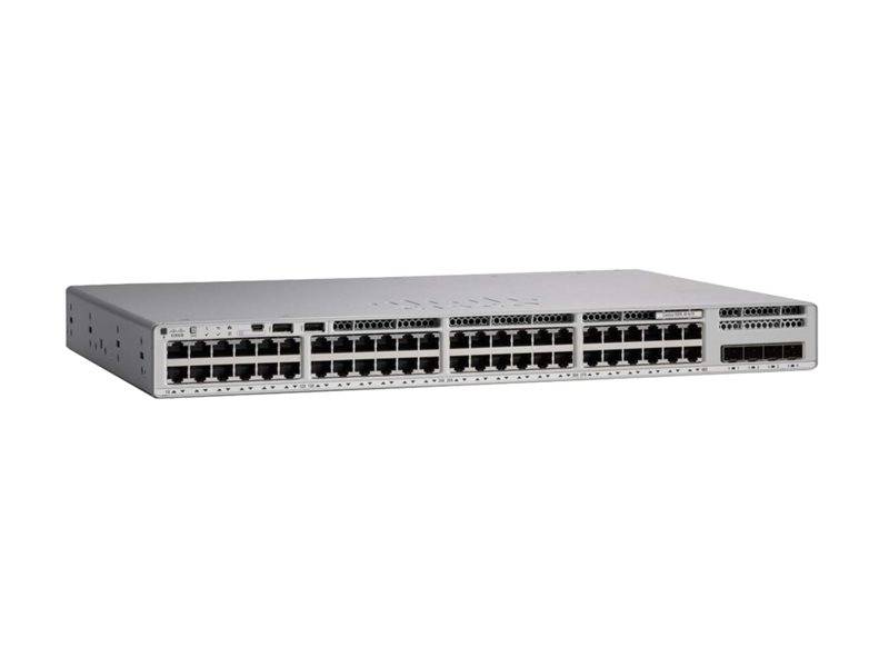 Vorderansicht eines in einem Rack montierten Netzwerk-Switches mit mehreren Ethernet-Anschlüssen und einigen Uplink-Steckplätzen auf einem einfachen weißen Hintergrund