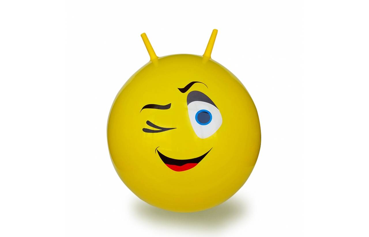 Gelber lachender Smiley-Ball mit Wackelaugen und zwei kleinen Antennen auf weißem Hintergrund.