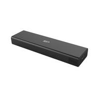 Tragbares schwarzes elektronisches Gerät, eine schlanke rechteckige Powerbank mit USB-C-Anschluss an einem Ende, auf weißem Hintergrund dargestellt.